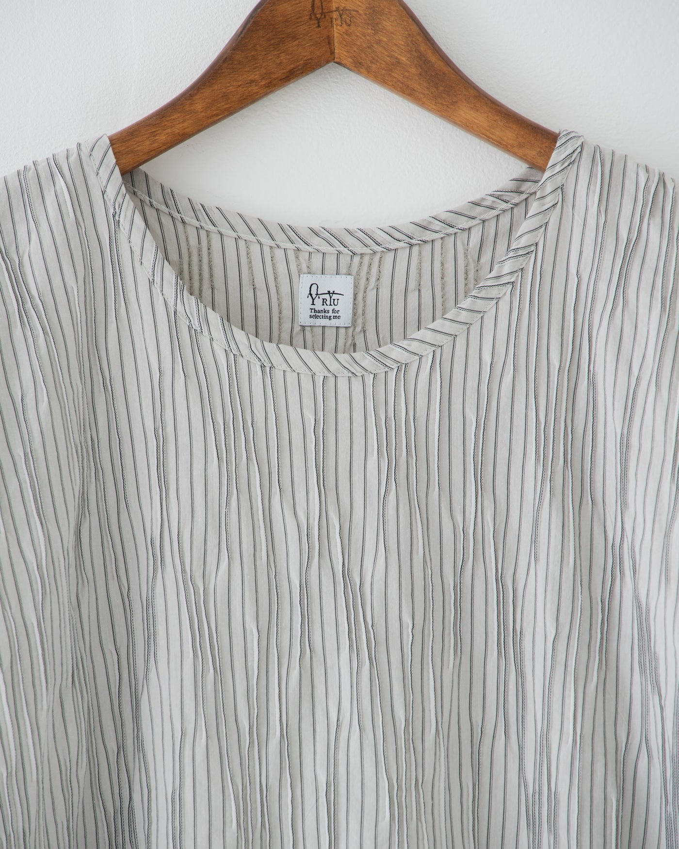 【予約商品】tucked dobby slit dress