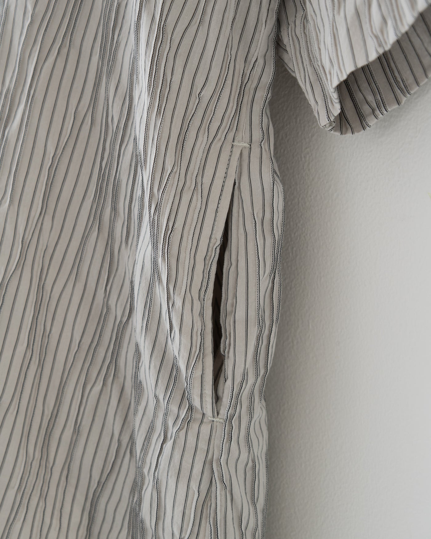 【予約商品】tucked dobby poncho shirt