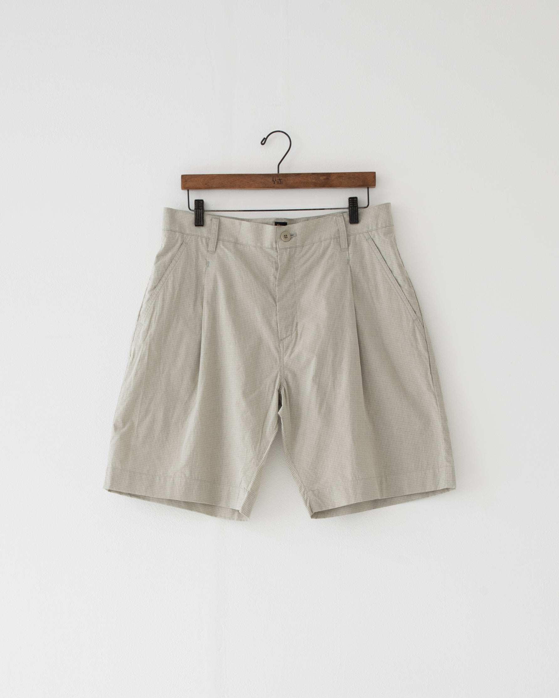【予約商品】paper-like cotton one-tuck shorts greige check