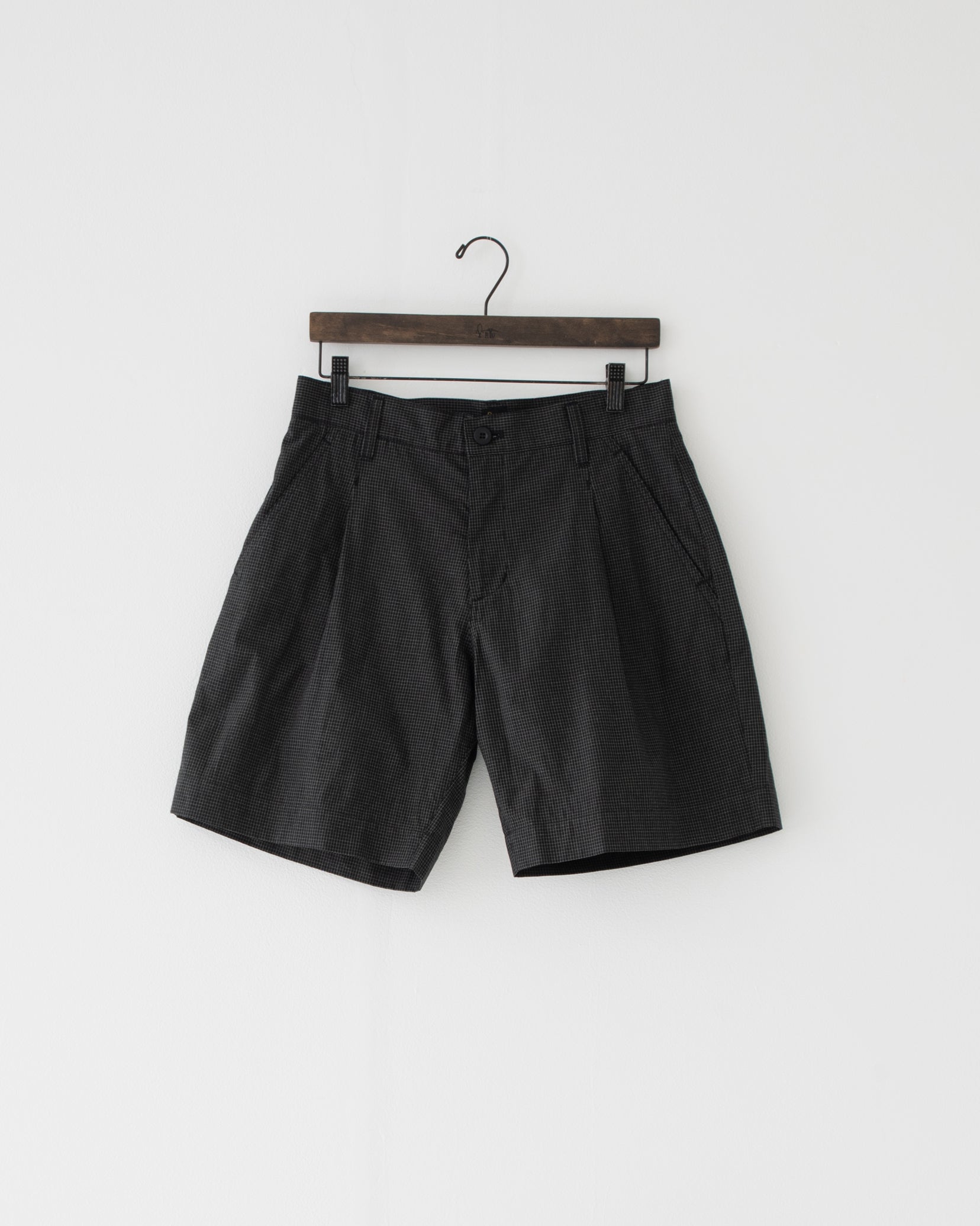 【予約商品】paper-like cotton one-tuck shorts black check
