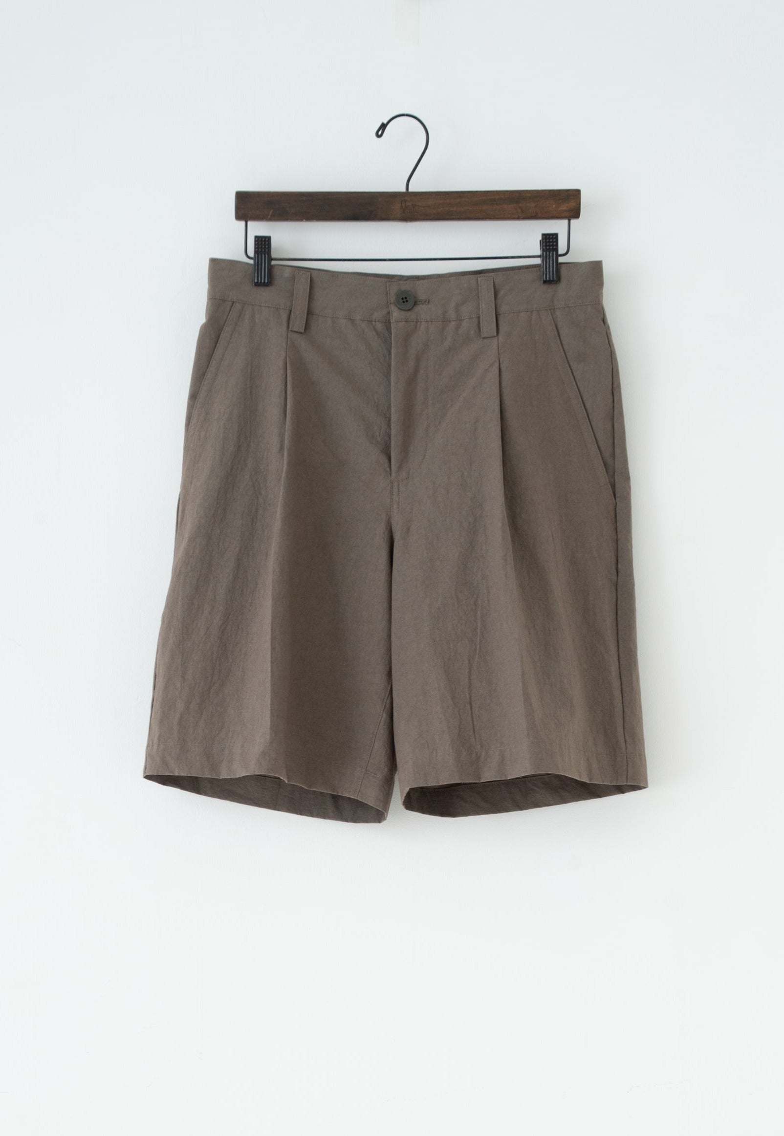 dump one-tuck shorts clay