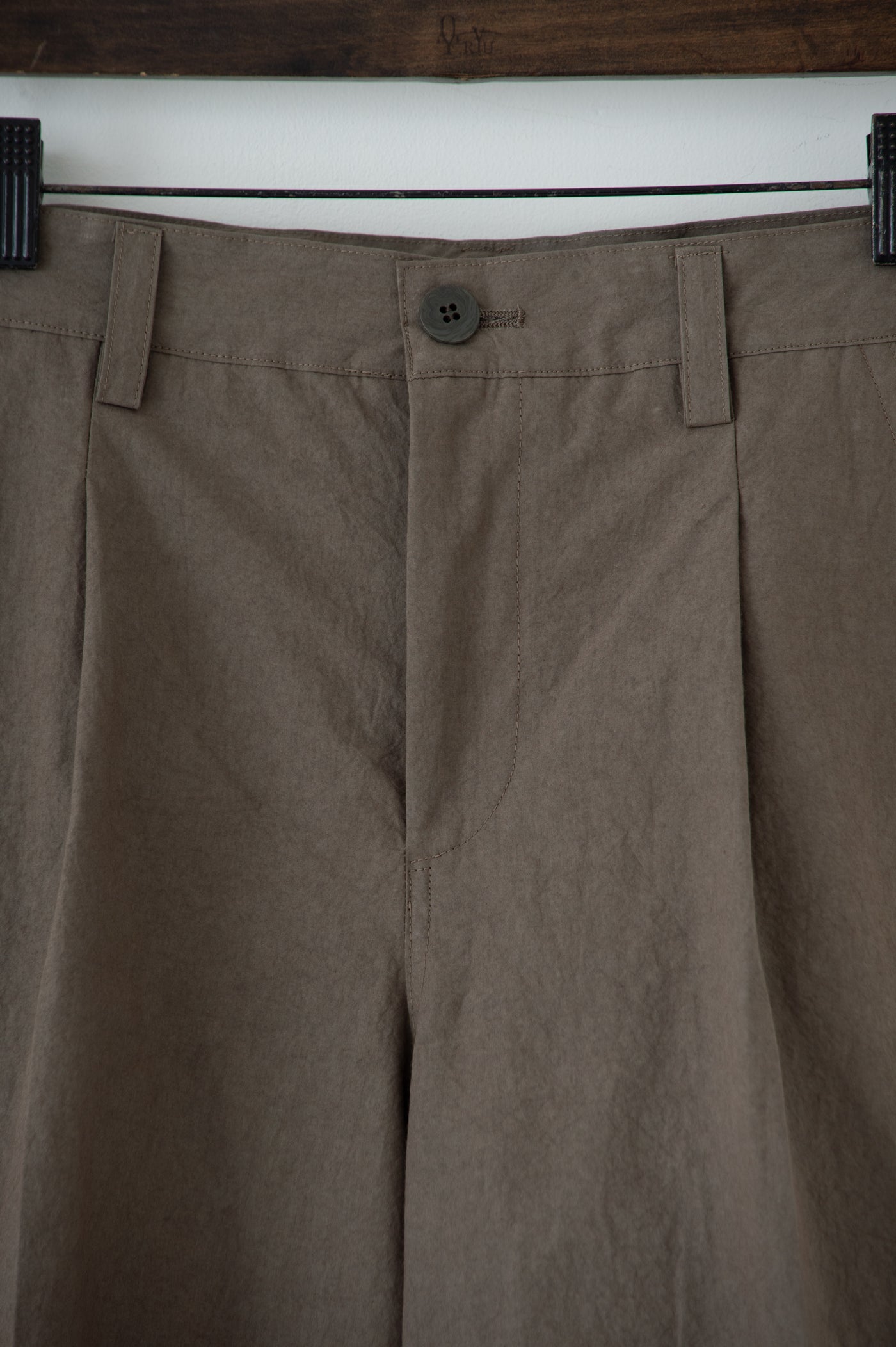dump one-tuck shorts
