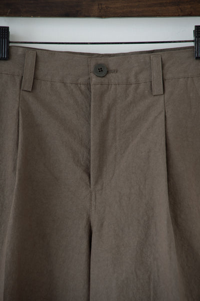 dump one-tuck shorts