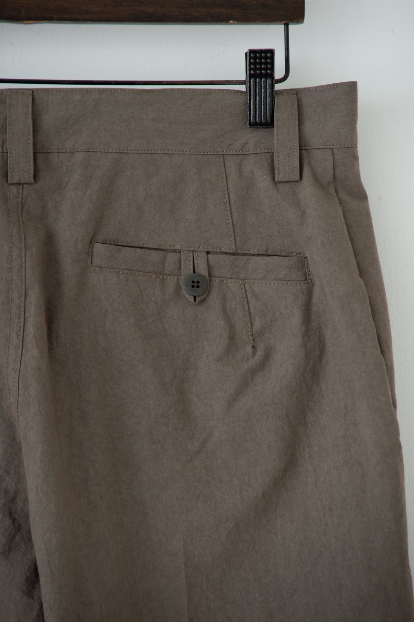 dump one-tuck shorts