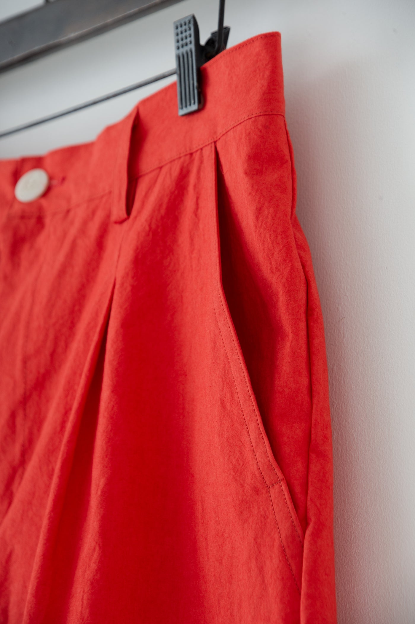 dump one-tuck shorts