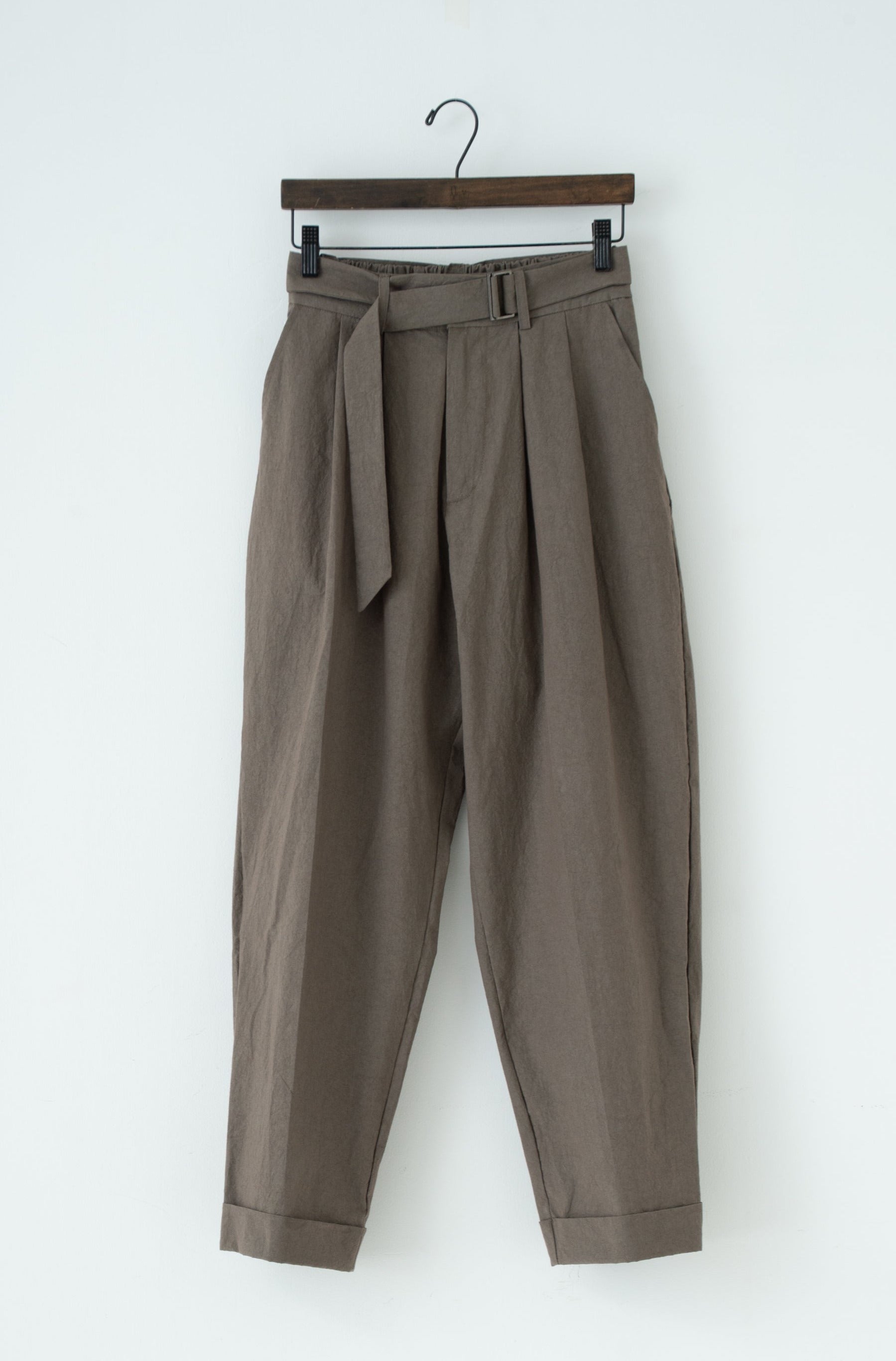 dump two-tuck slacks with belt clay
