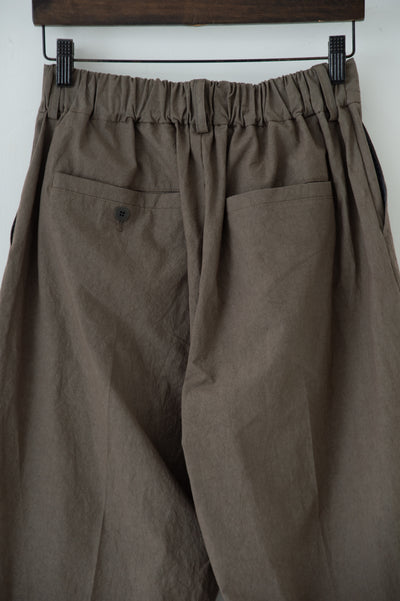 dump two-tuck slacks with belt