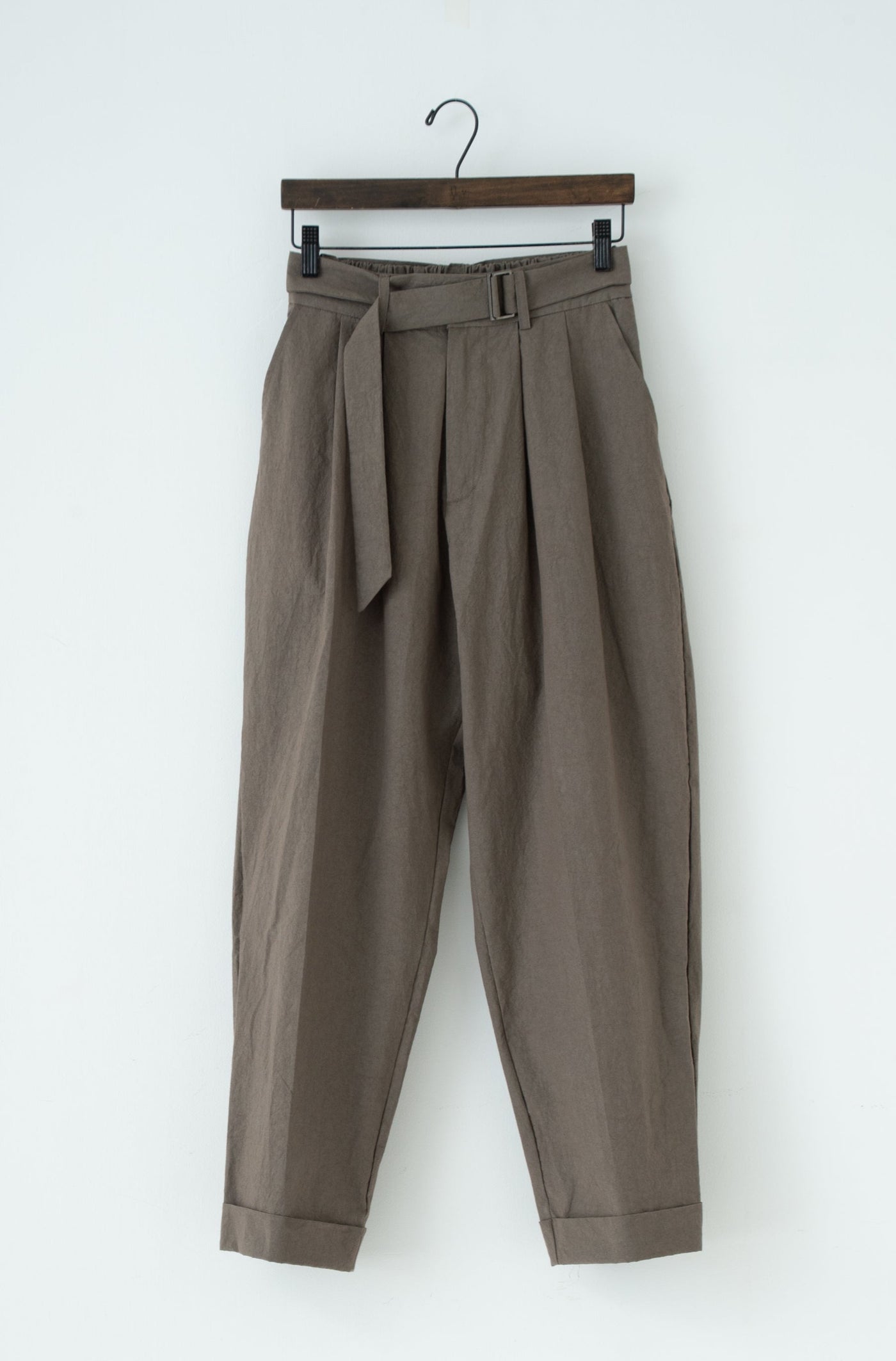 dump two-tuck slacks with belt
