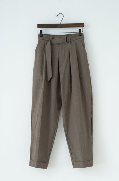 dump two-tuck slacks with belt