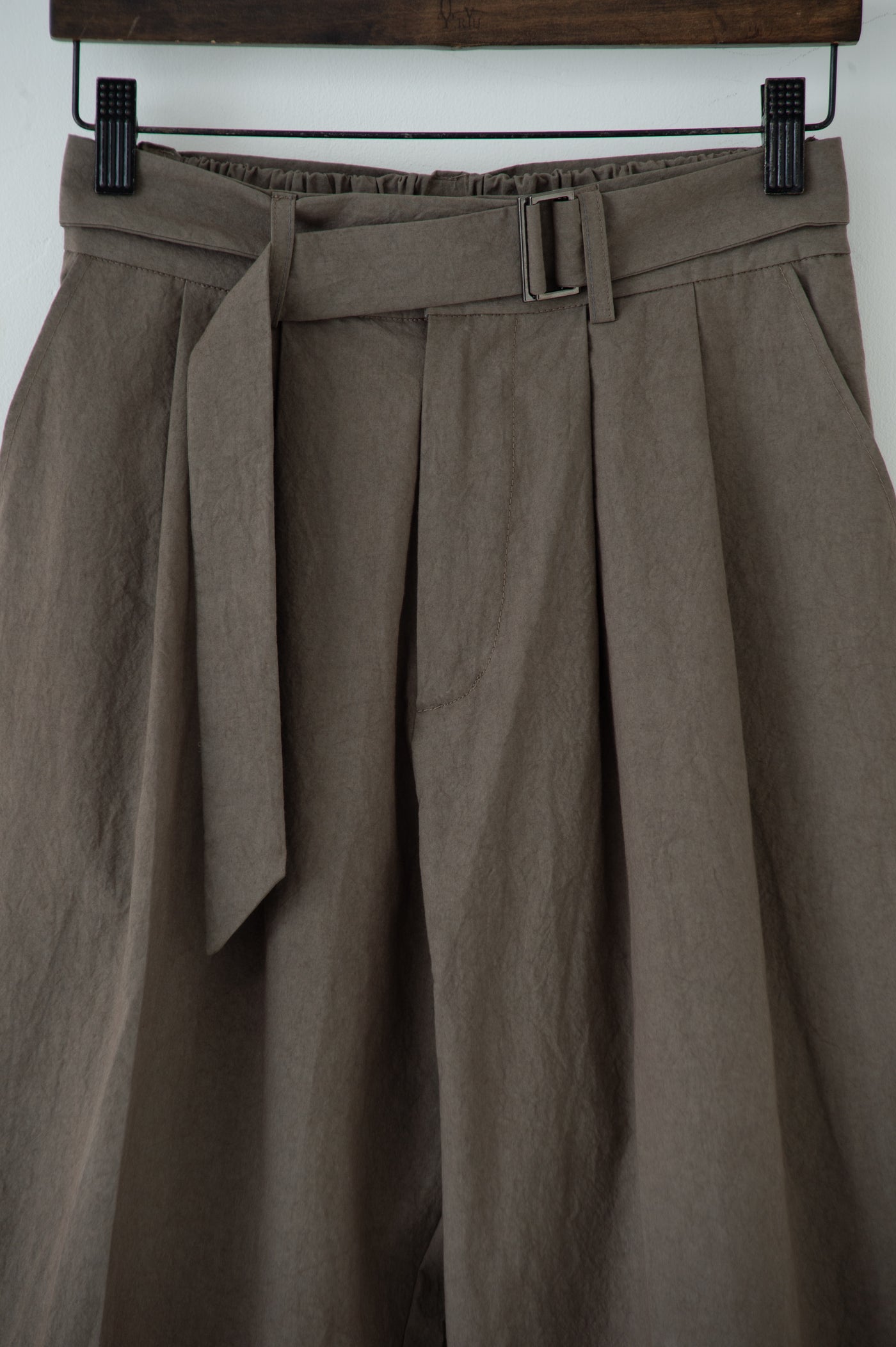 dump two-tuck slacks with belt