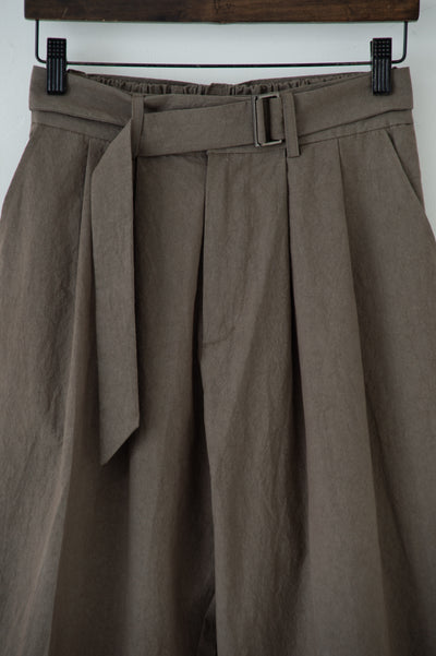 dump two-tuck slacks with belt