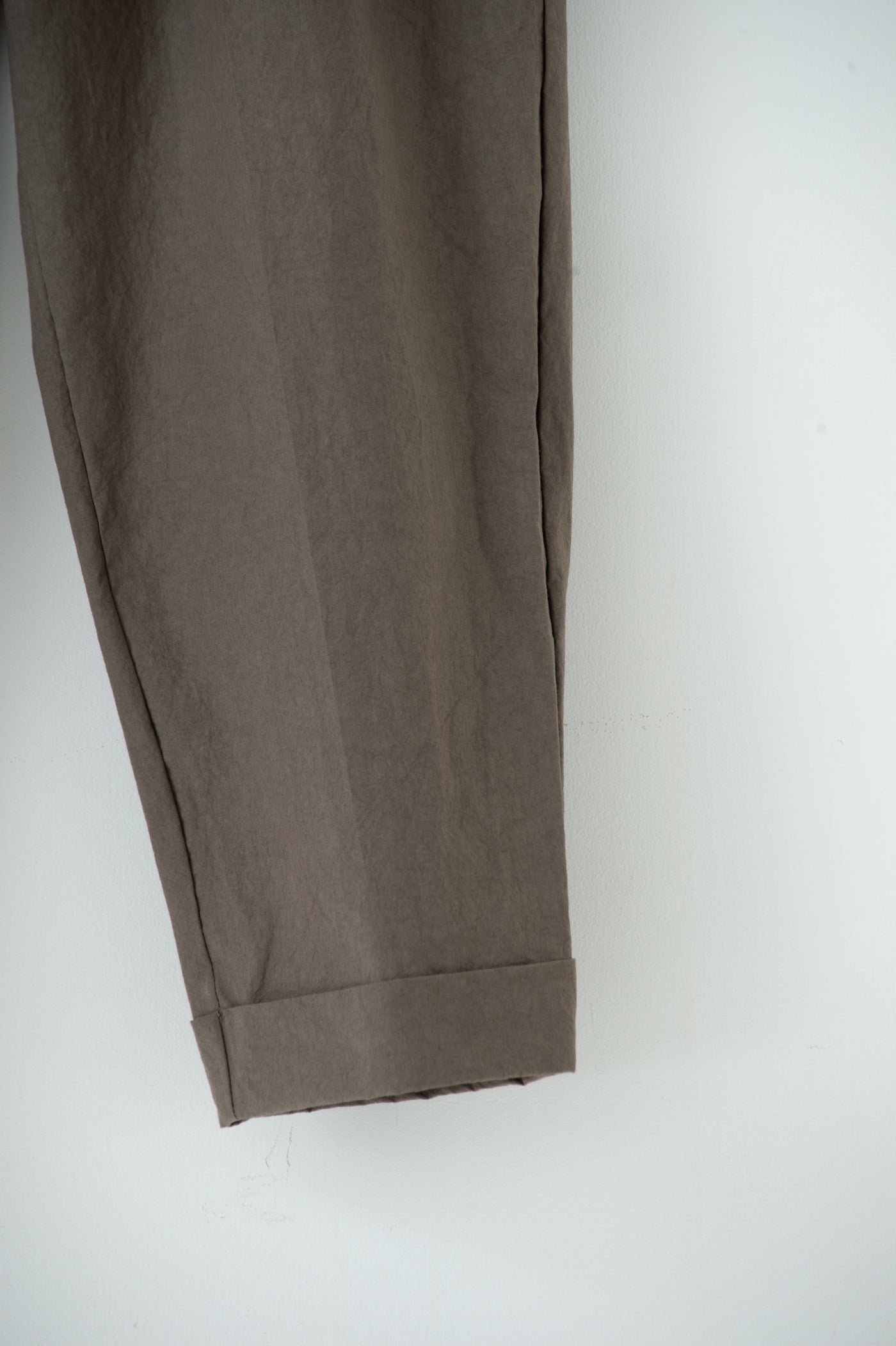 dump two-tuck slacks with belt