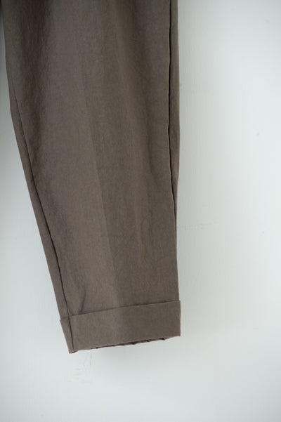 dump two-tuck slacks with belt