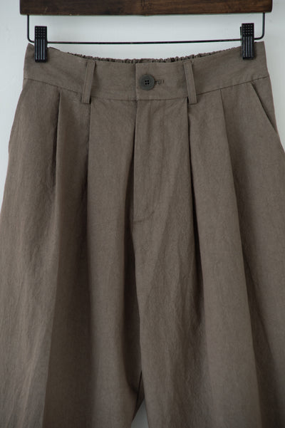 dump two-tuck slacks with belt