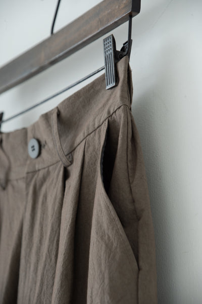 dump two-tuck slacks with belt