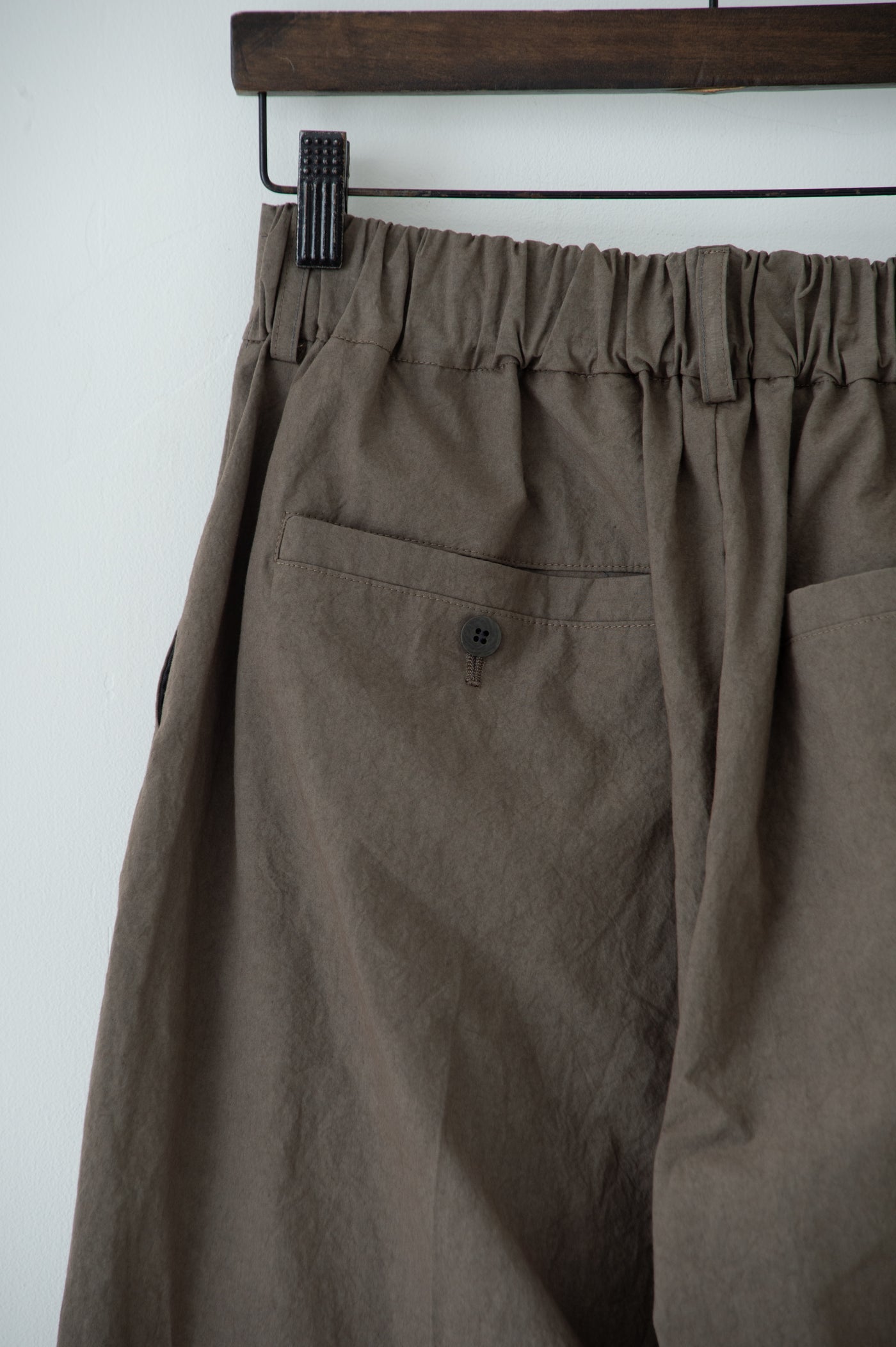 dump two-tuck slacks with belt