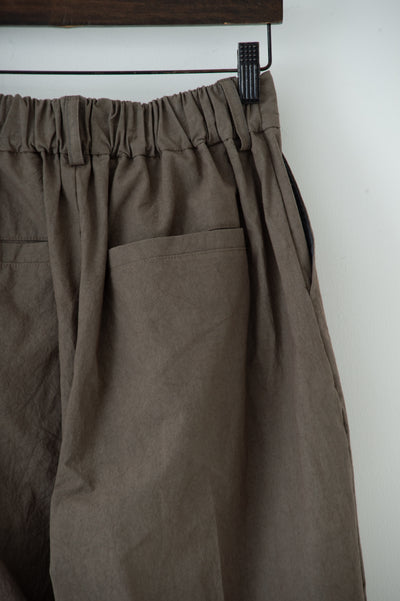 dump two-tuck slacks with belt