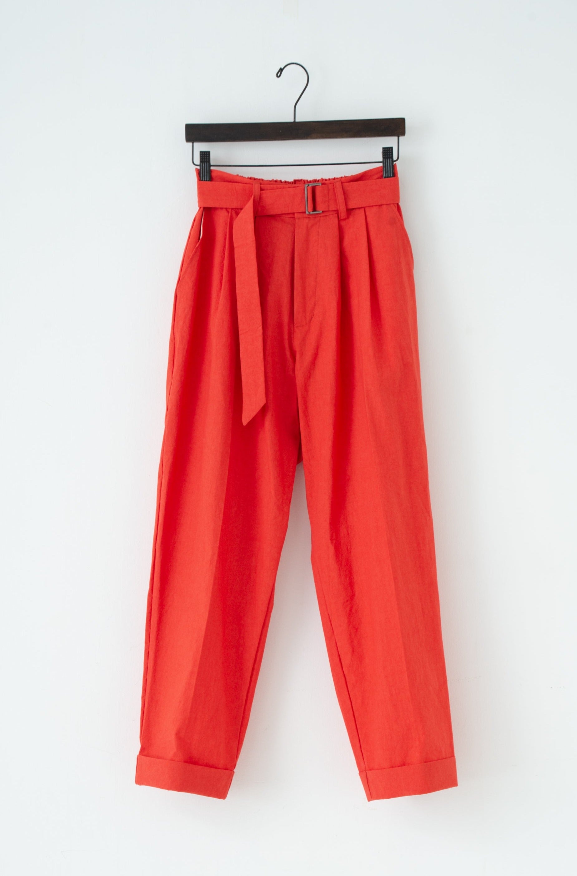 dump two-tuck slacks with belt vemillion