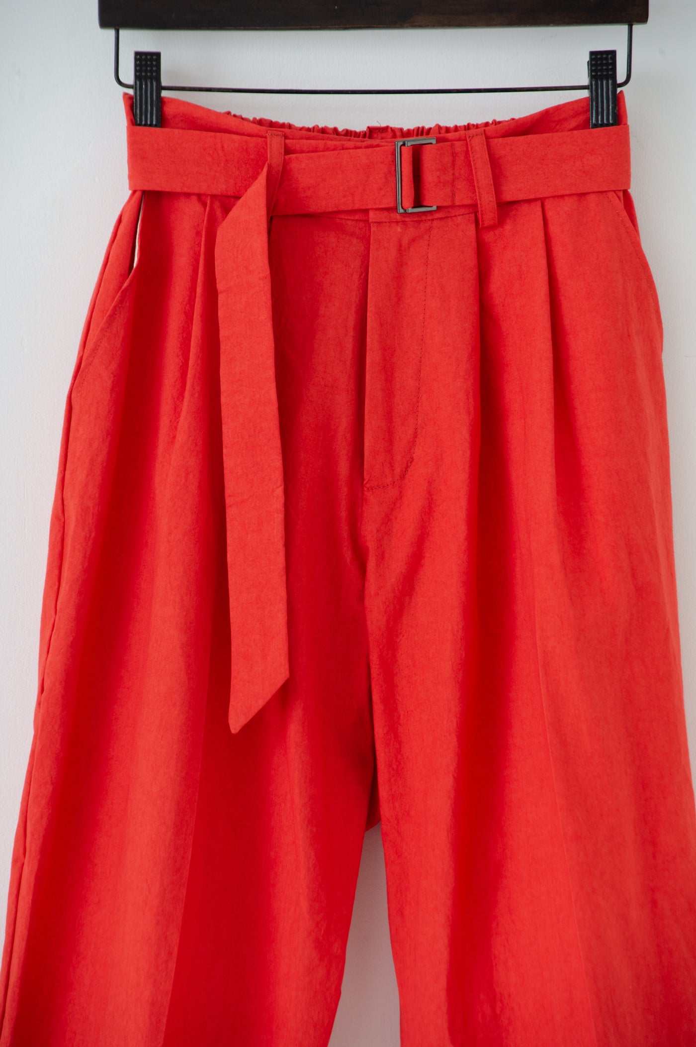 dump two-tuck slacks with belt