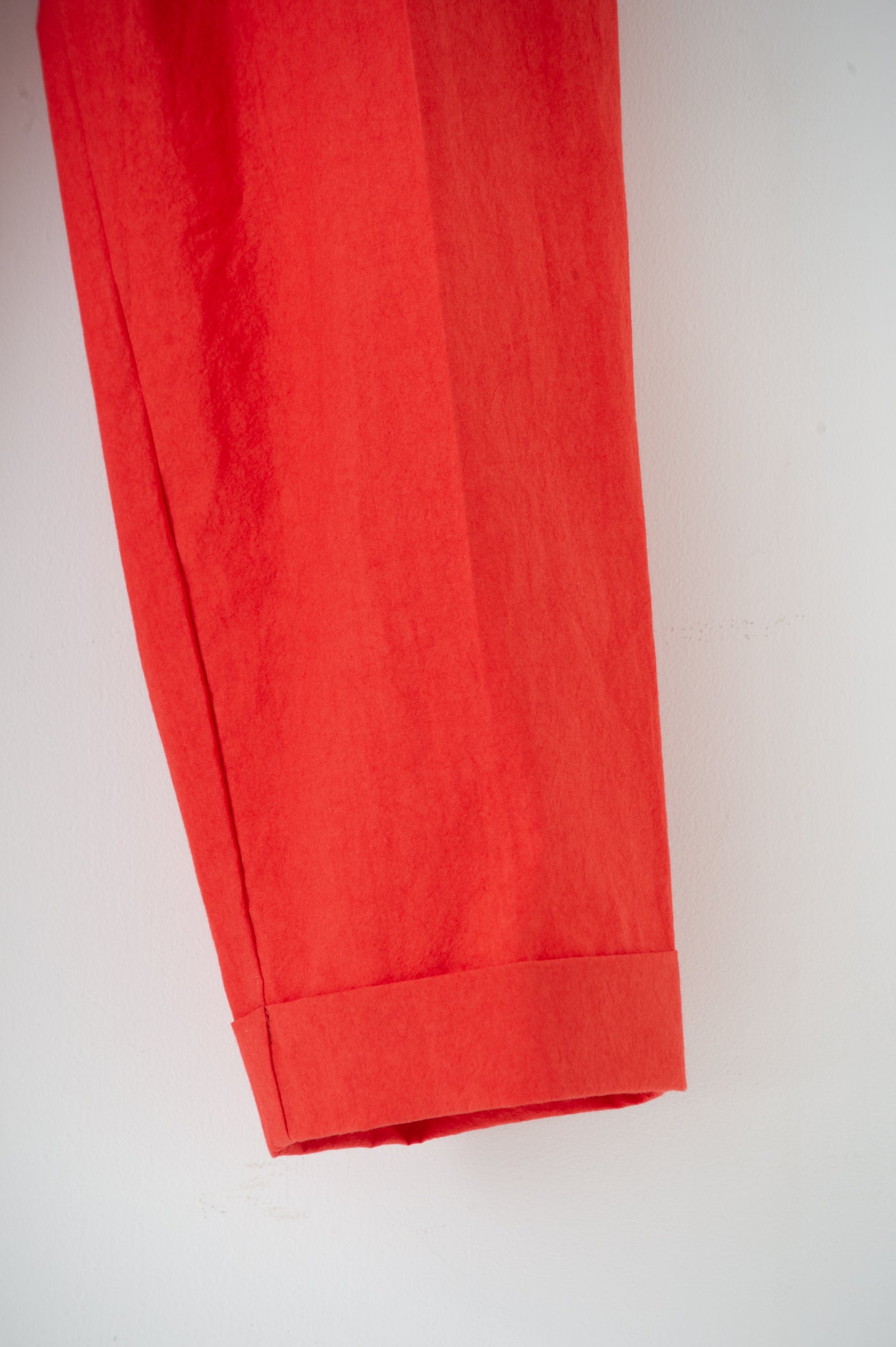 dump two-tuck slacks with belt