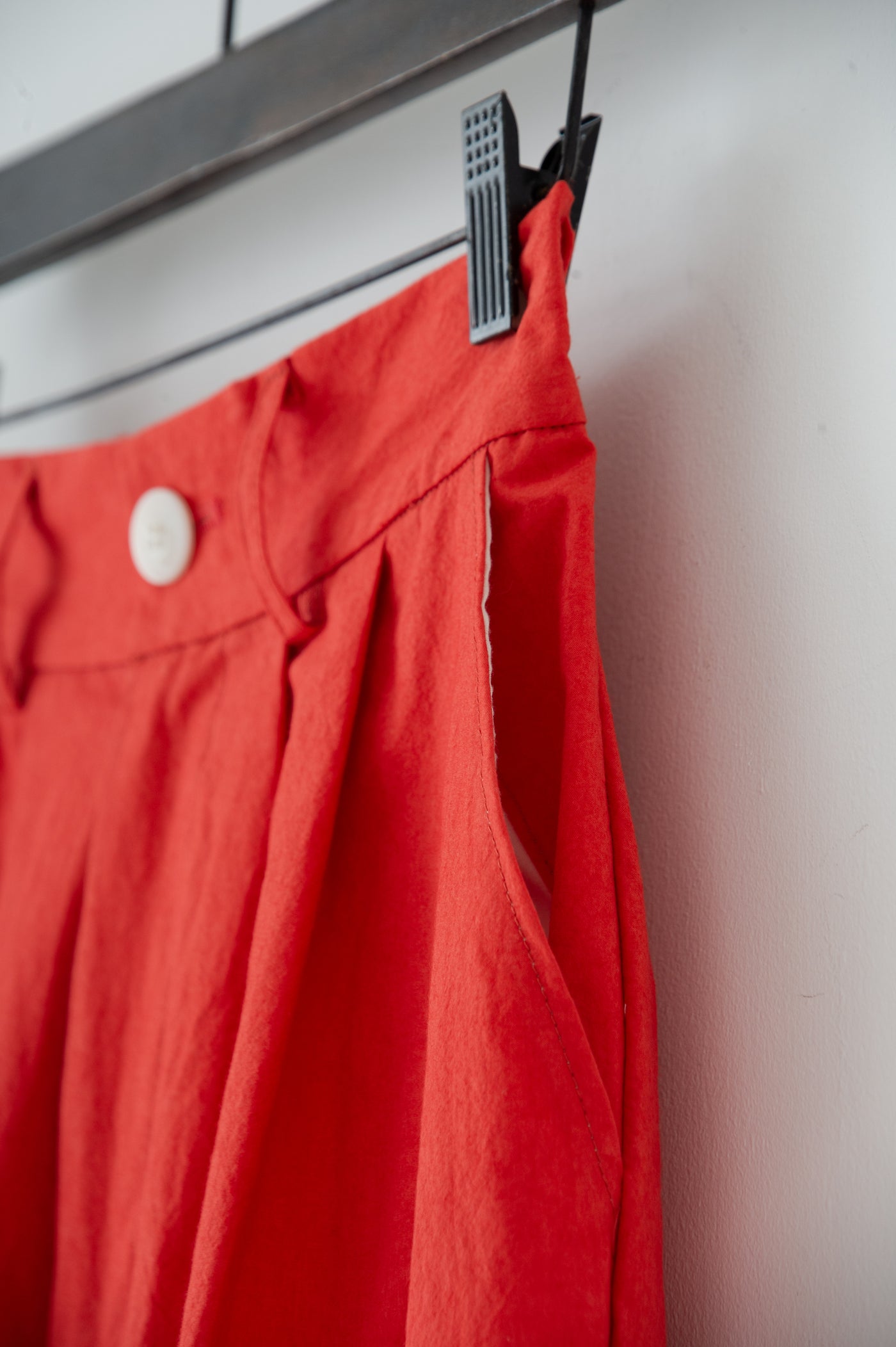 dump two-tuck slacks with belt