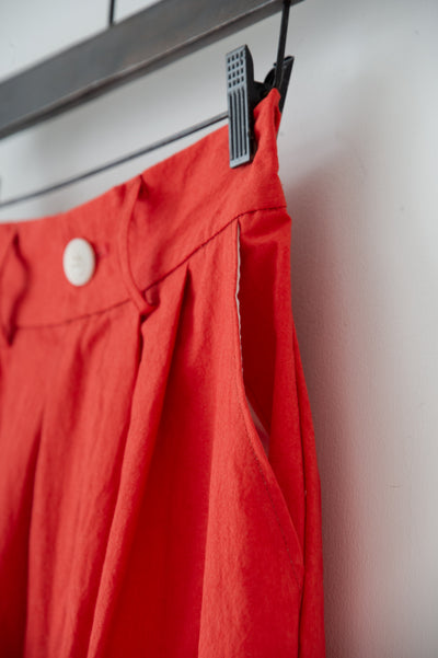 dump two-tuck slacks with belt
