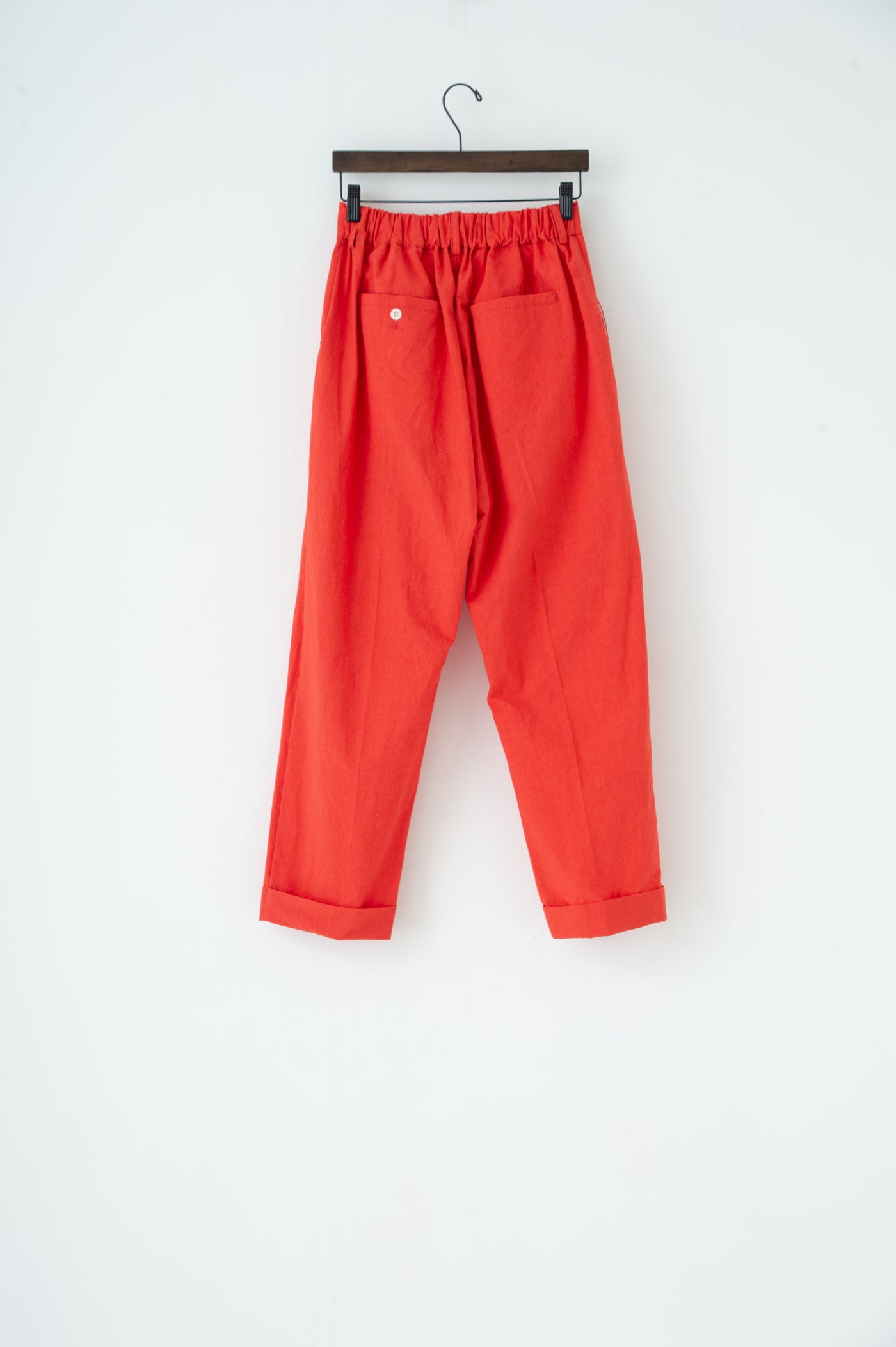 dump two-tuck slacks with belt