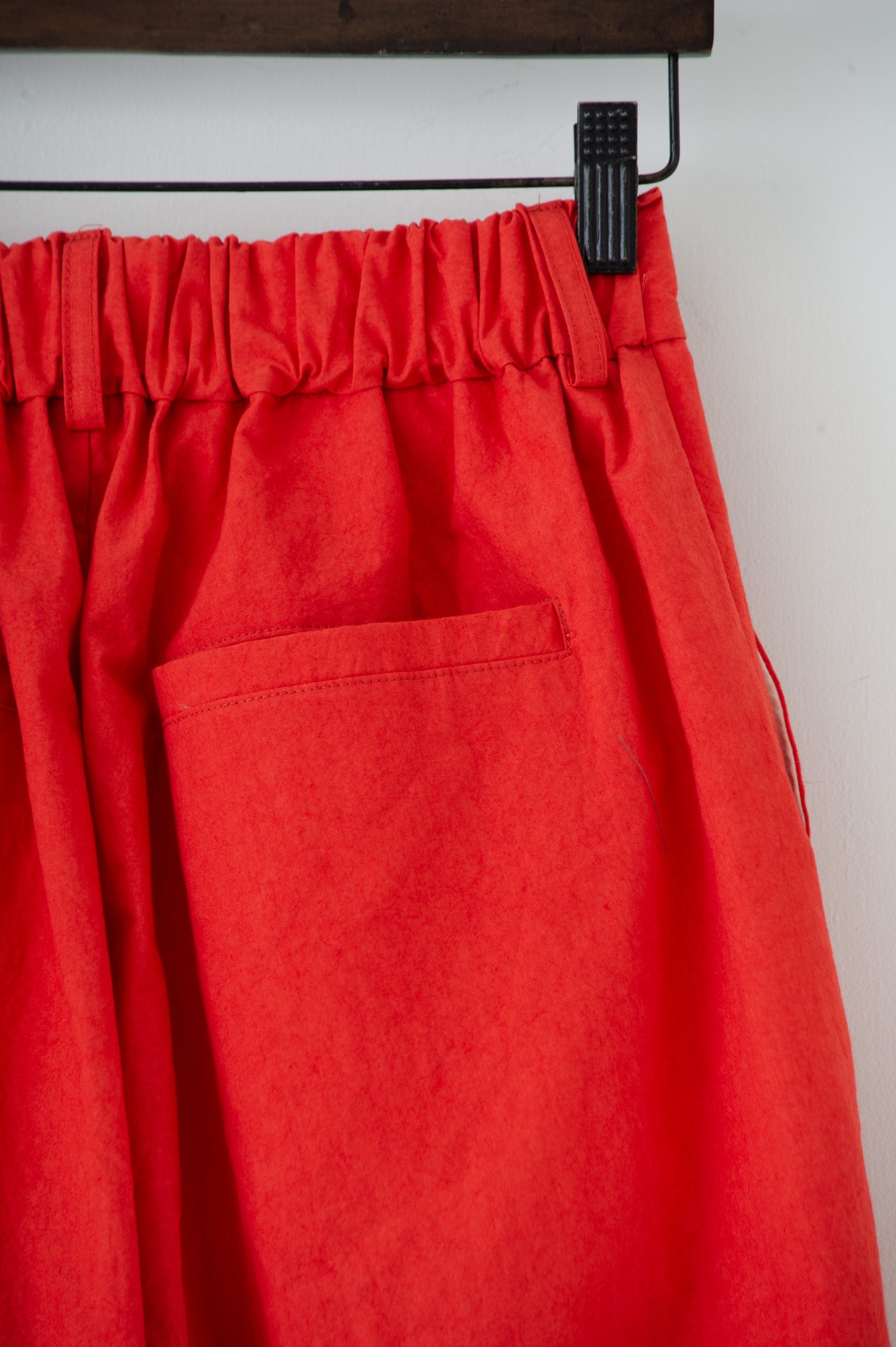 dump two-tuck slacks with belt
