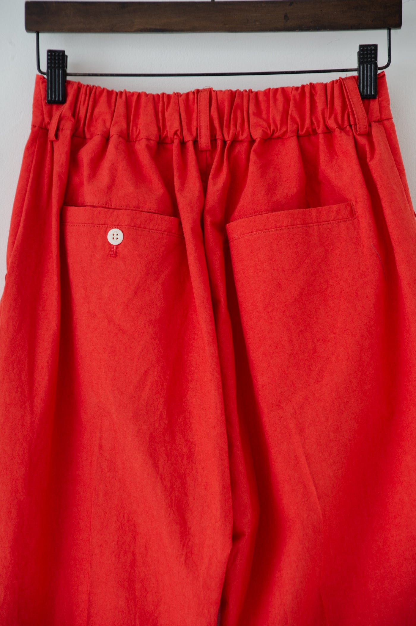 dump two-tuck slacks with belt