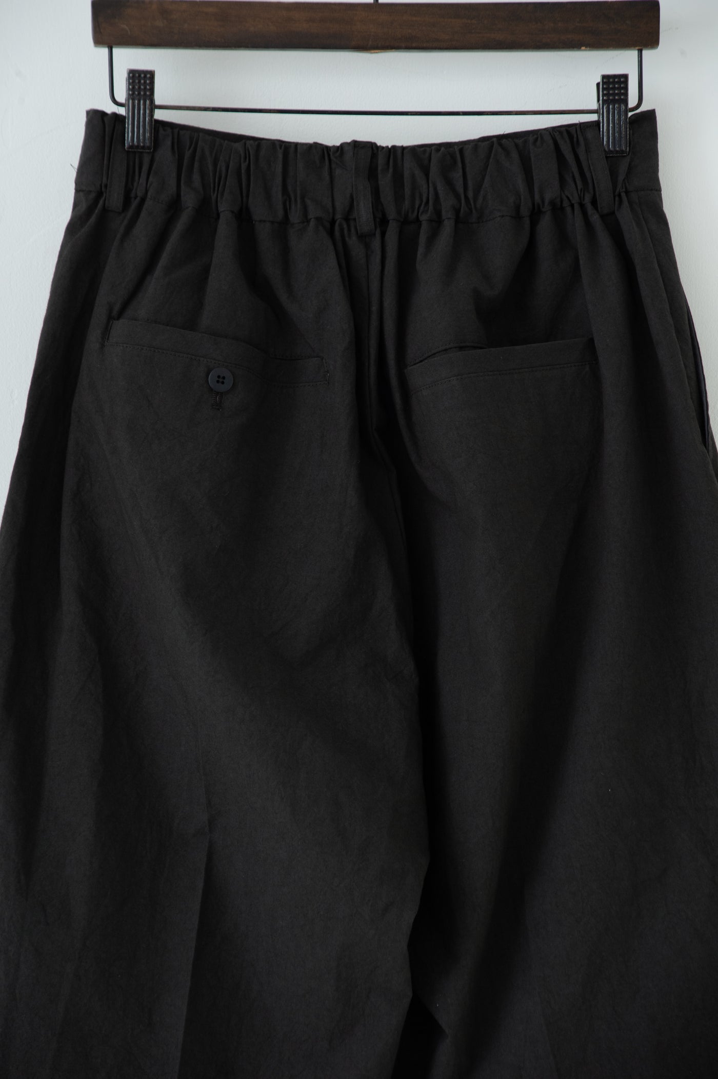 dump two-tuck slacks with belt