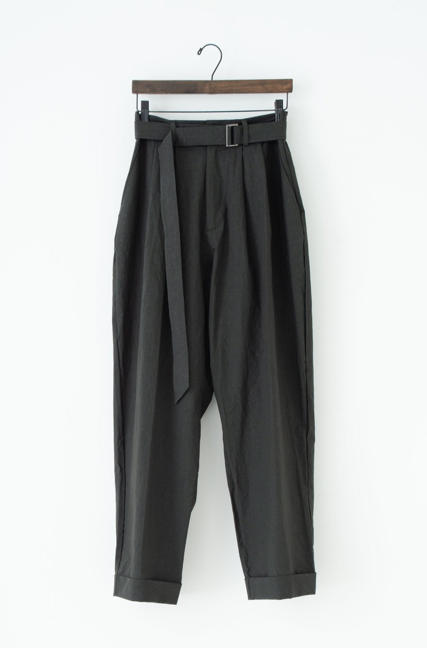 dump two-tuck slacks with belt