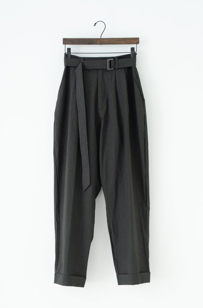 dump two-tuck slacks with belt