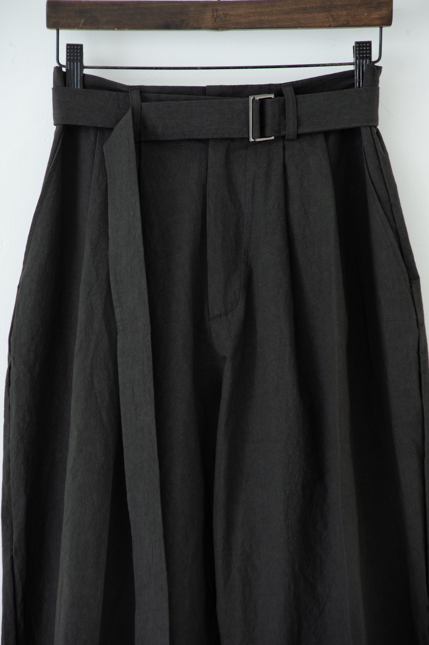 dump two-tuck slacks with belt