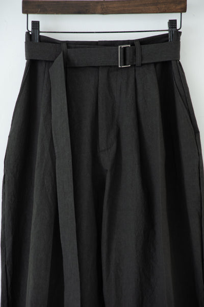 dump two-tuck slacks with belt