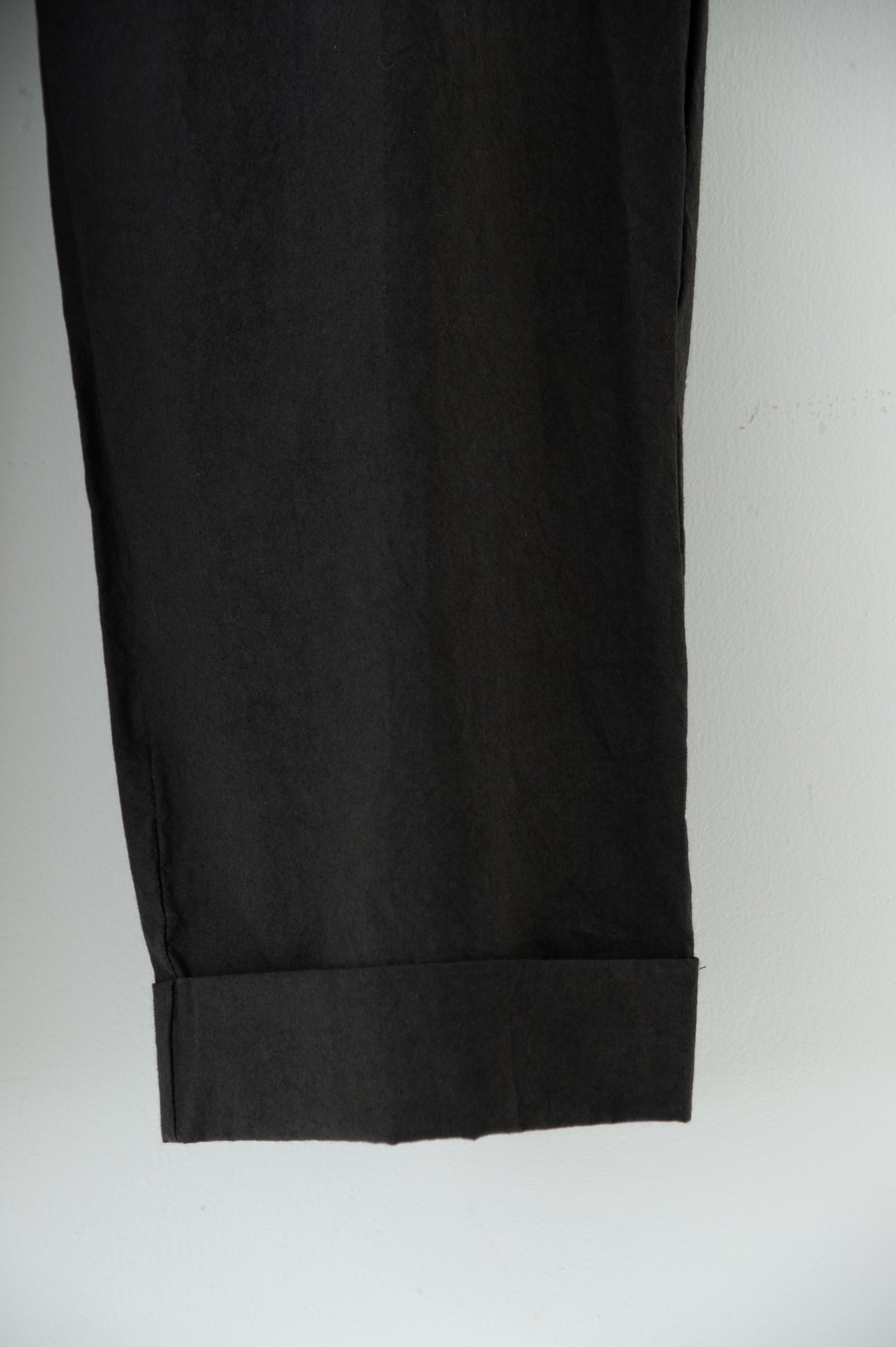 dump two-tuck slacks with belt