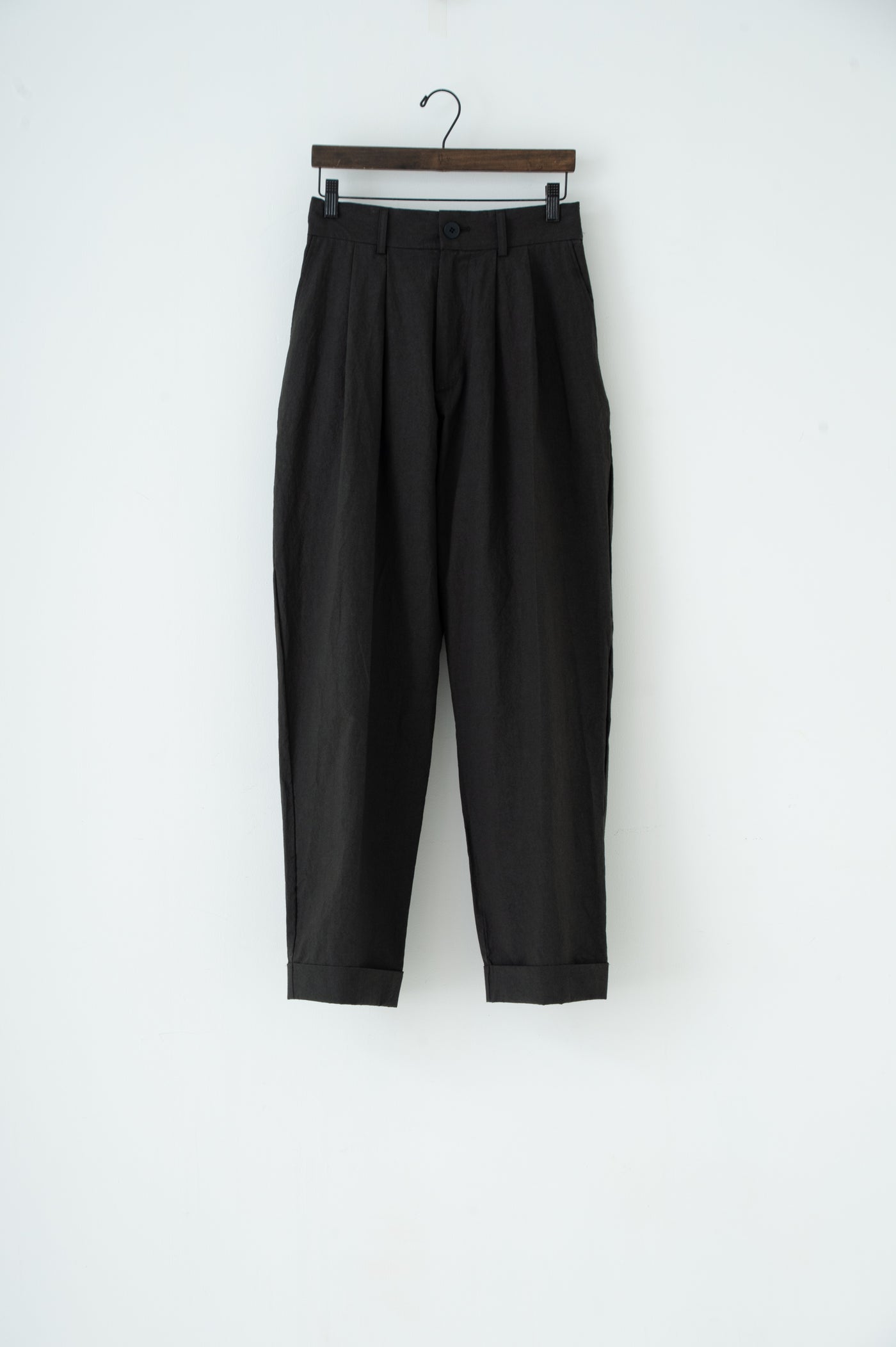 dump two-tuck slacks with belt