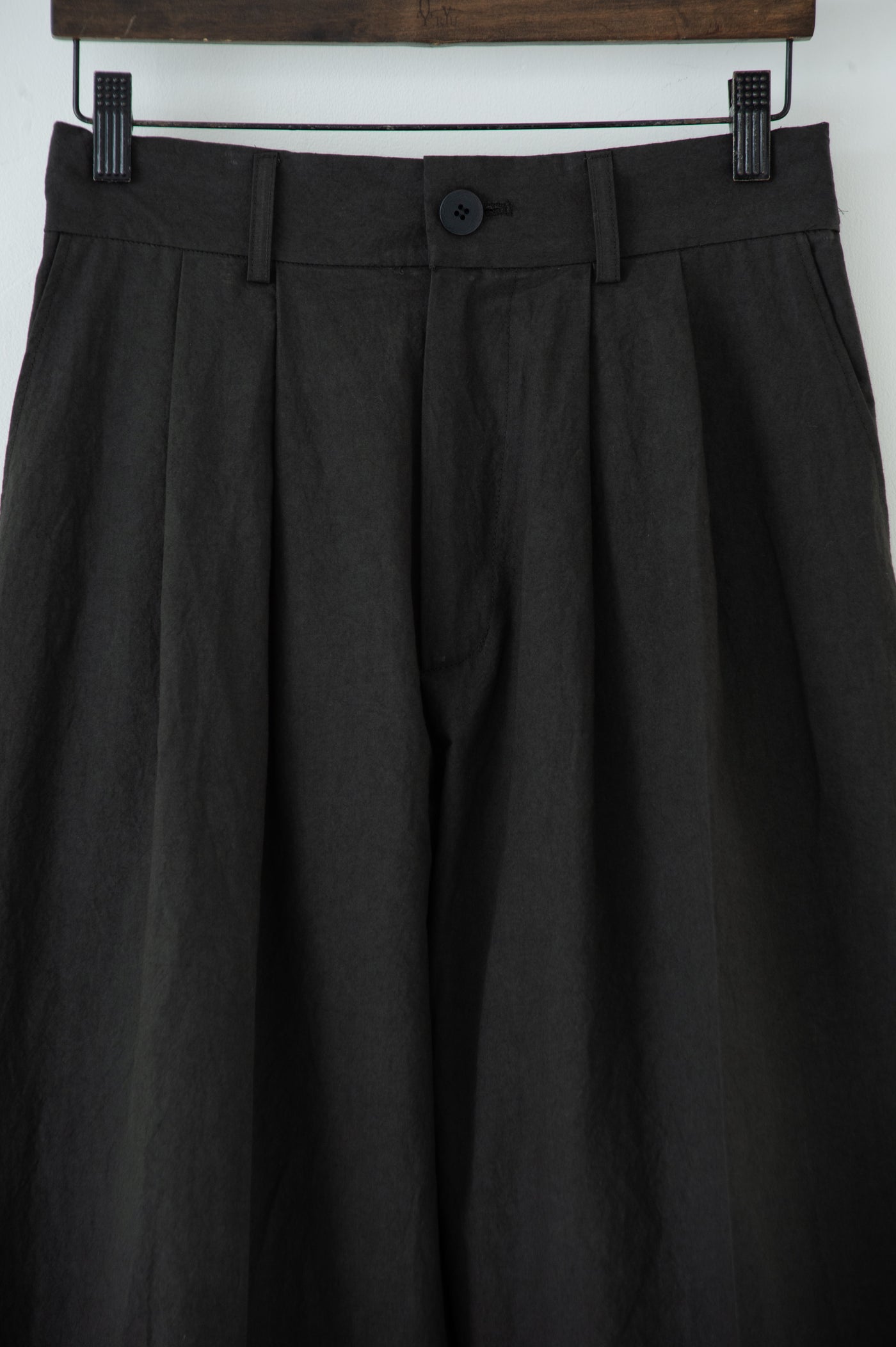 dump two-tuck slacks with belt