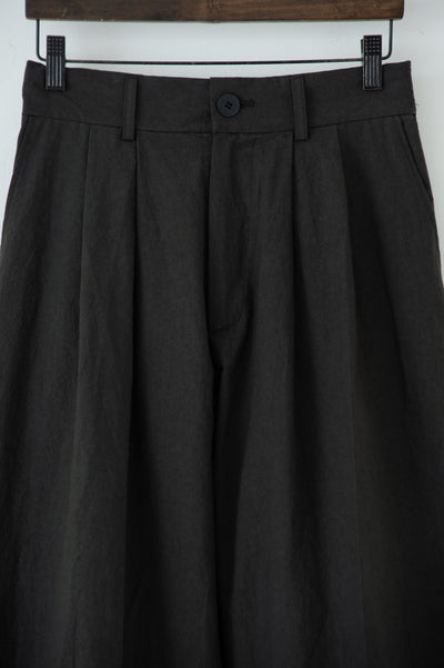 dump two-tuck slacks with belt