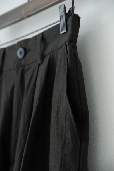 dump two-tuck slacks with belt