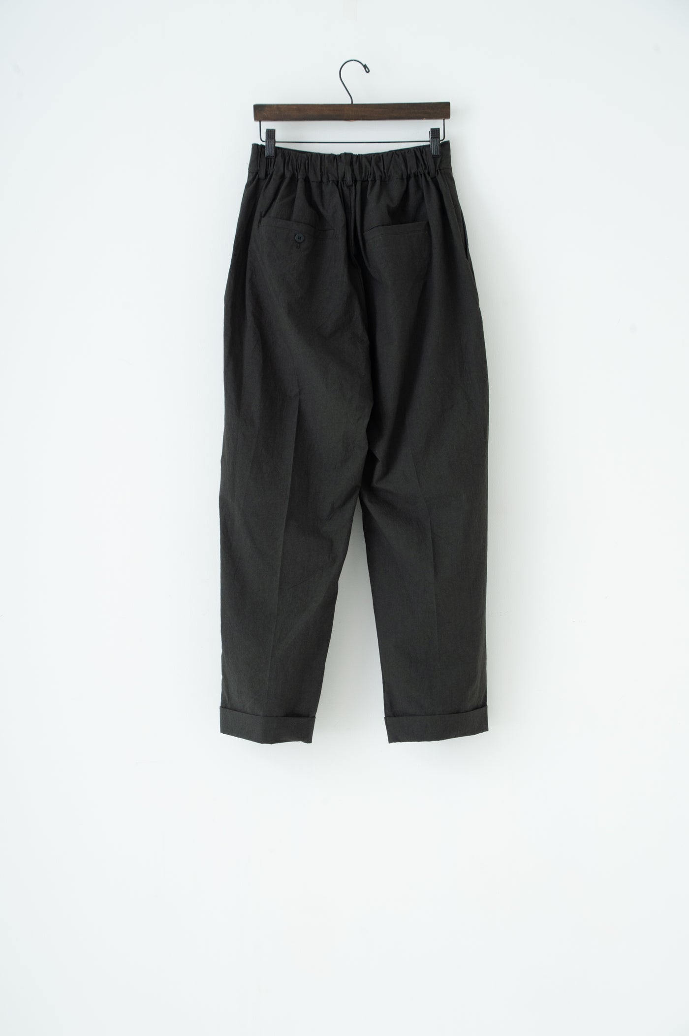 dump two-tuck slacks with belt