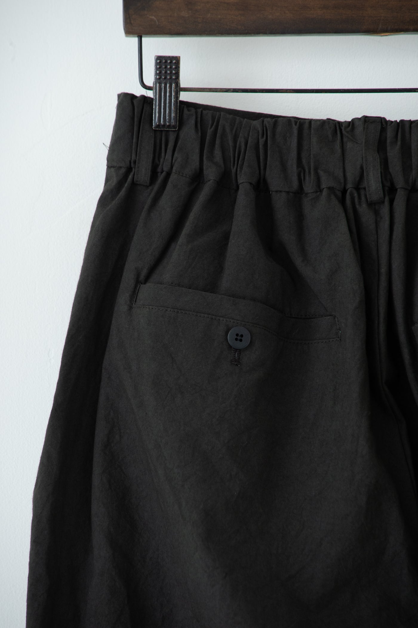 dump two-tuck slacks with belt