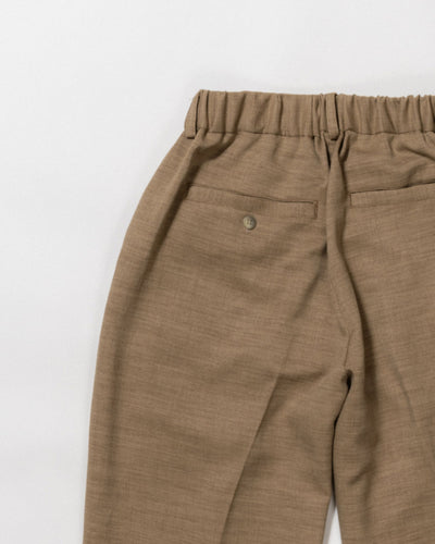 dry slub twill two-tuck slacks